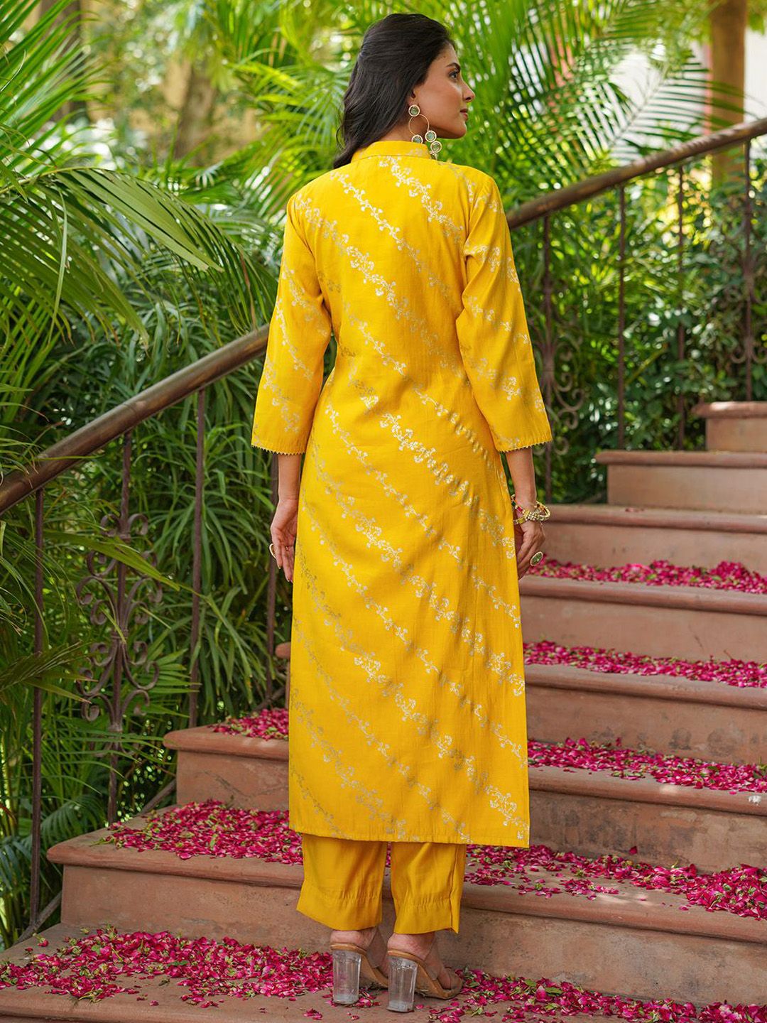 Dhiyona KL Floral Printed Mandarin Collar Straight Kurta With Trousers And Dupatta