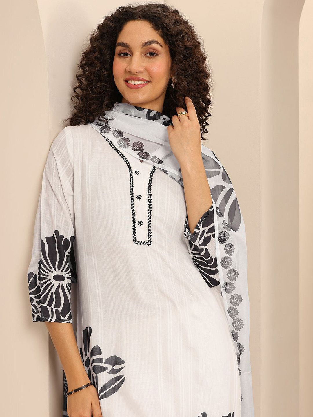 Women Floral Printed Kurta with Trousers & With Dupatta