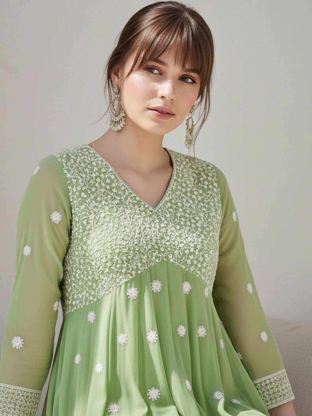 Dhiyona CH Women Floral Embroidered Panelled Thread Work Kurta with Trousers