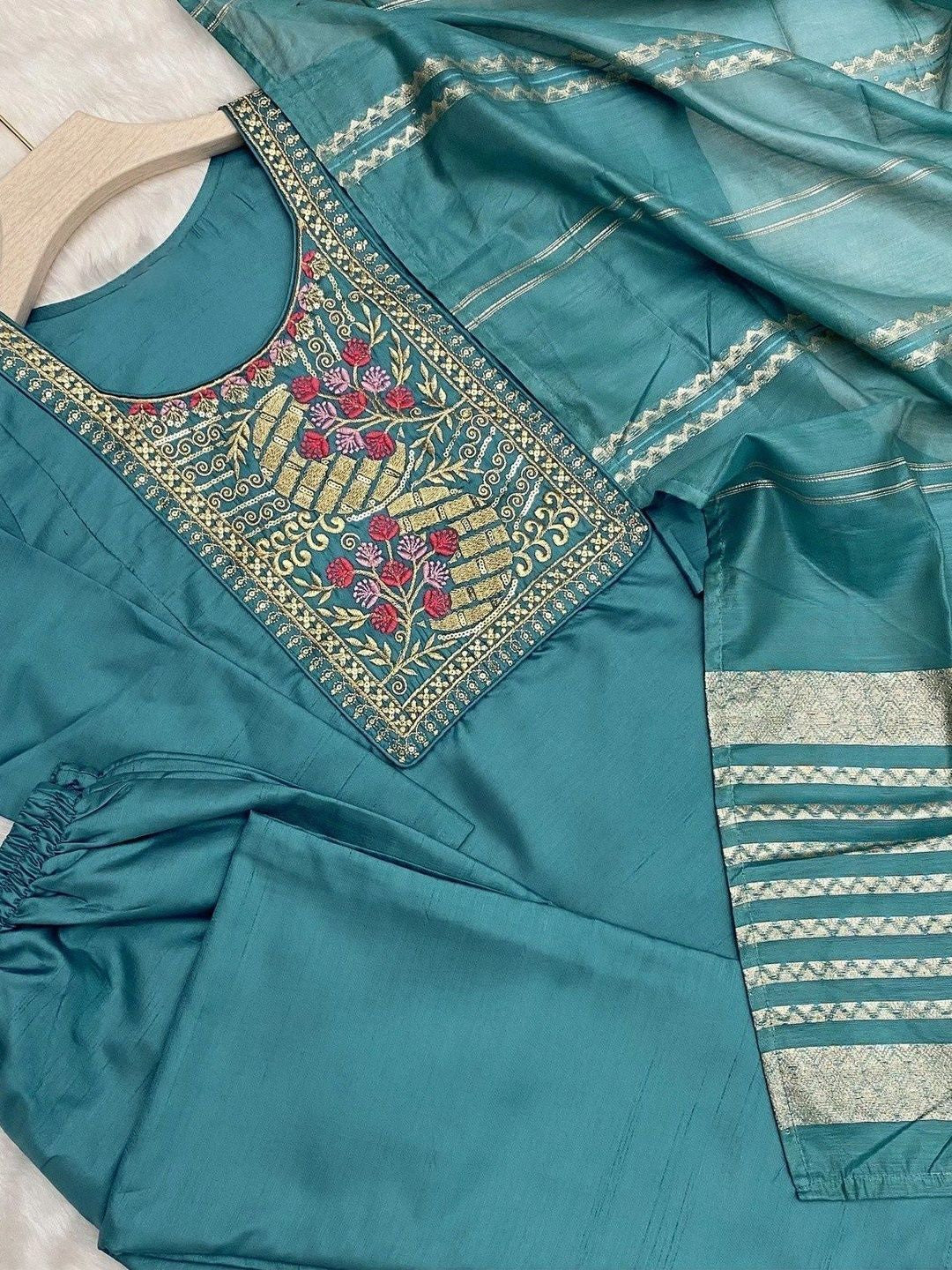 Women Floral Embroidered Regular Thread Work Kurta with Trousers & With Dupatta
