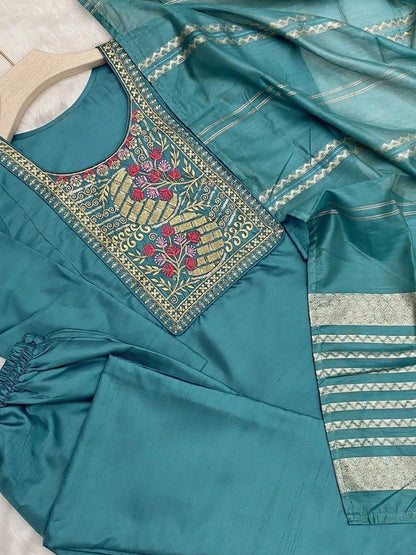 Women Floral Embroidered Regular Thread Work Kurta with Trousers & With Dupatta
