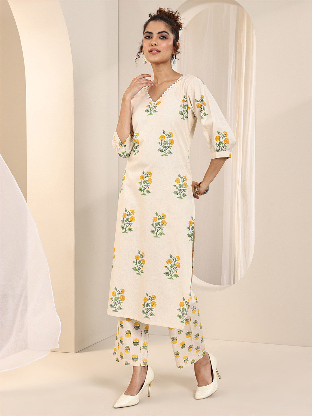 Women Floral Printed Regular Kurta with Trousers