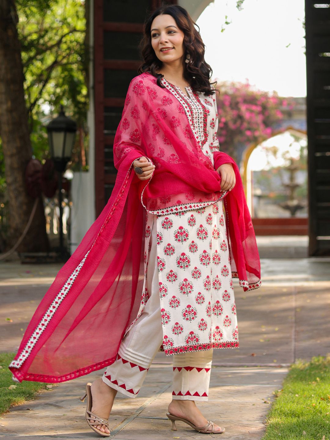 Dhiyona RR Women's Floral Printed Notch Neck Pure Cotton Kurta With Trousers & Dupatta