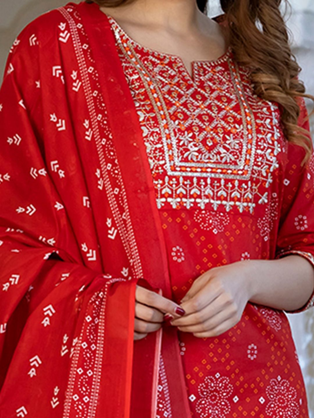 Dhiyona KL Bandhani Printed Notch Neck Pure Cotton Straight Kurta With Trousers & Dupatta