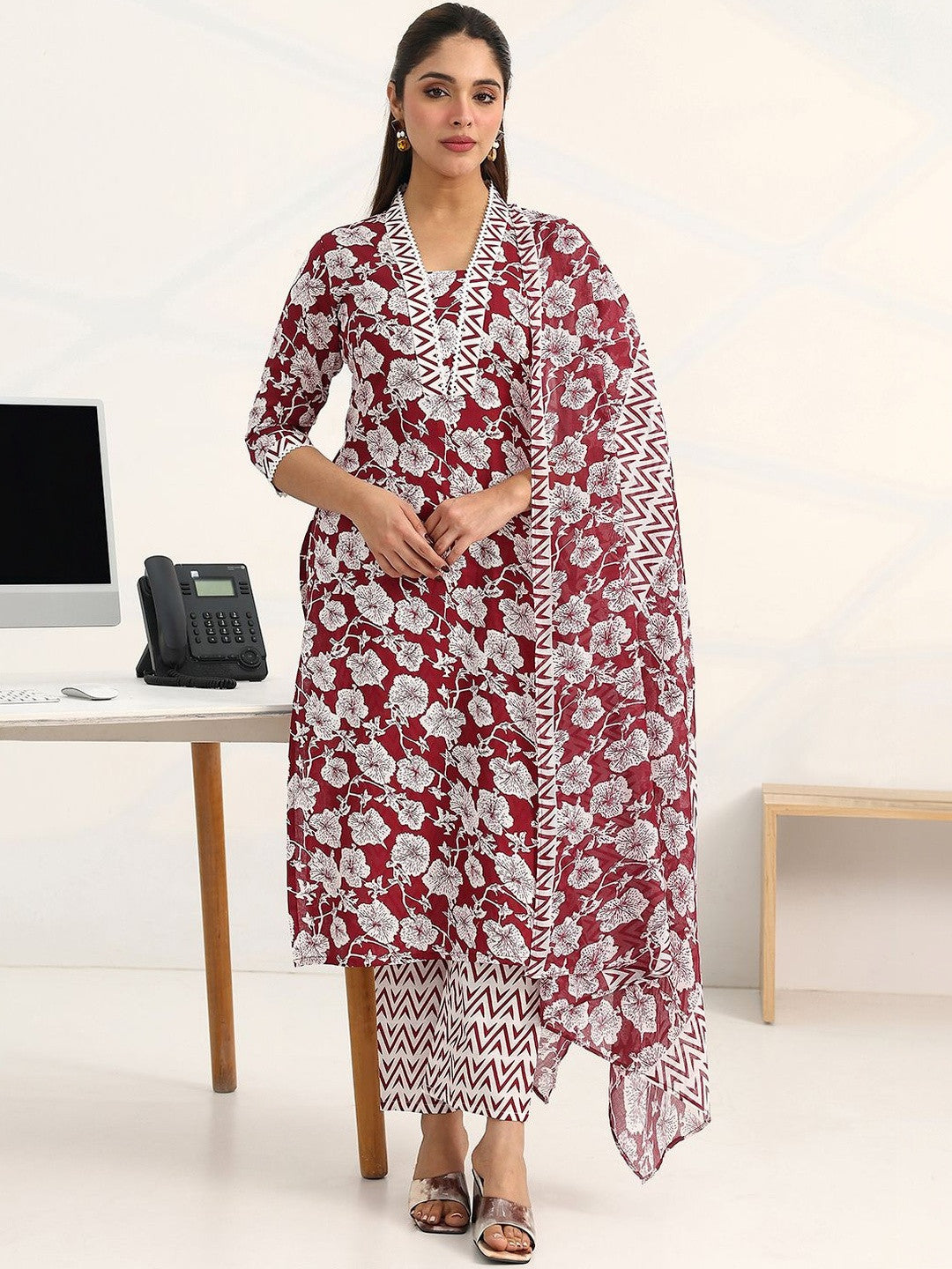 Women Floral Printed Regular Kurta with Trousers & With Dupatta