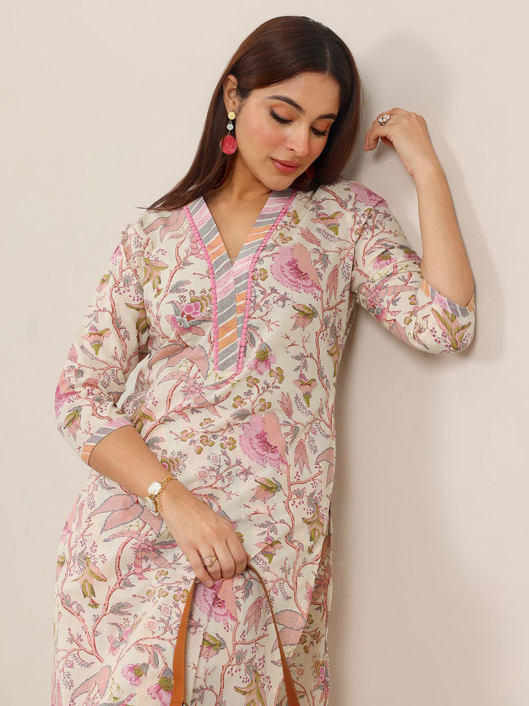 Women Floral Printed Kurta with Trousers
