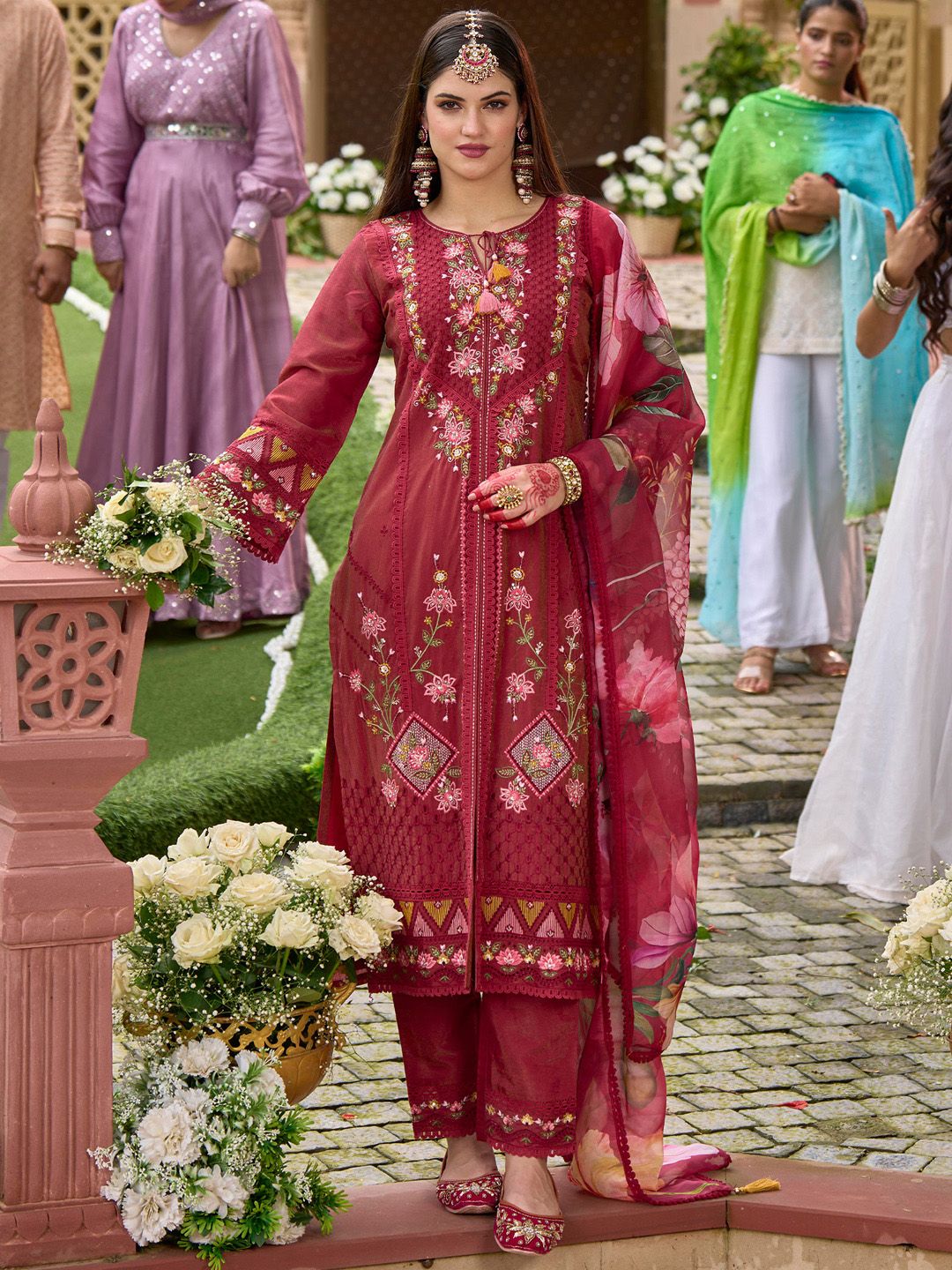 Dhiyona IE Women Floral Embroidered Regular Thread Work Kurta with Trousers & With Dupatta
