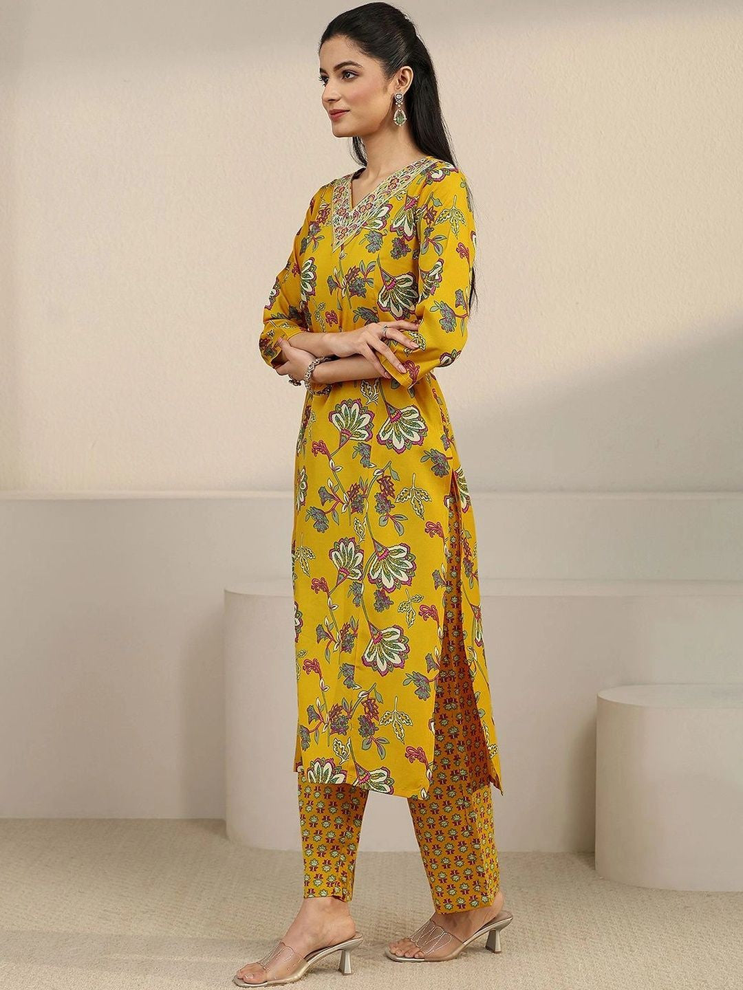 Women Floral Printed Regular Thread Work Kurta with Trousers & With Dupatta