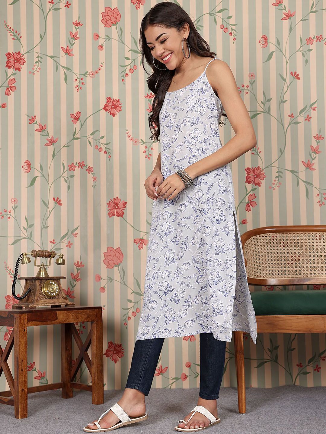 Dhiyona OD  Women Floral Printed Thread Work Kurta