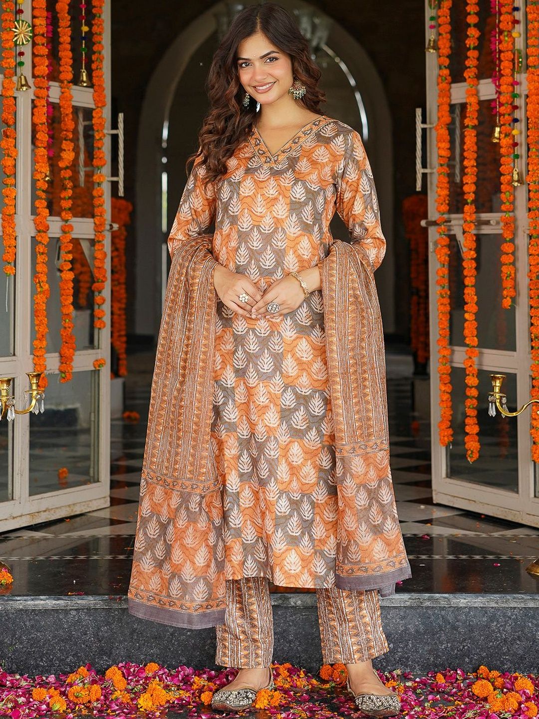 Dhiyona KL Ethnic Motifs Printed V-Neck Straight Kurta With Trousers & Dupatta