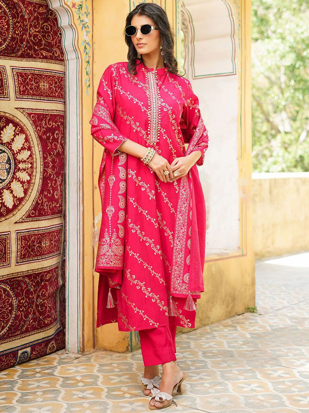 Dhiyona KL Women Floral Printed Straight Kurta with Trousers & Dupatta