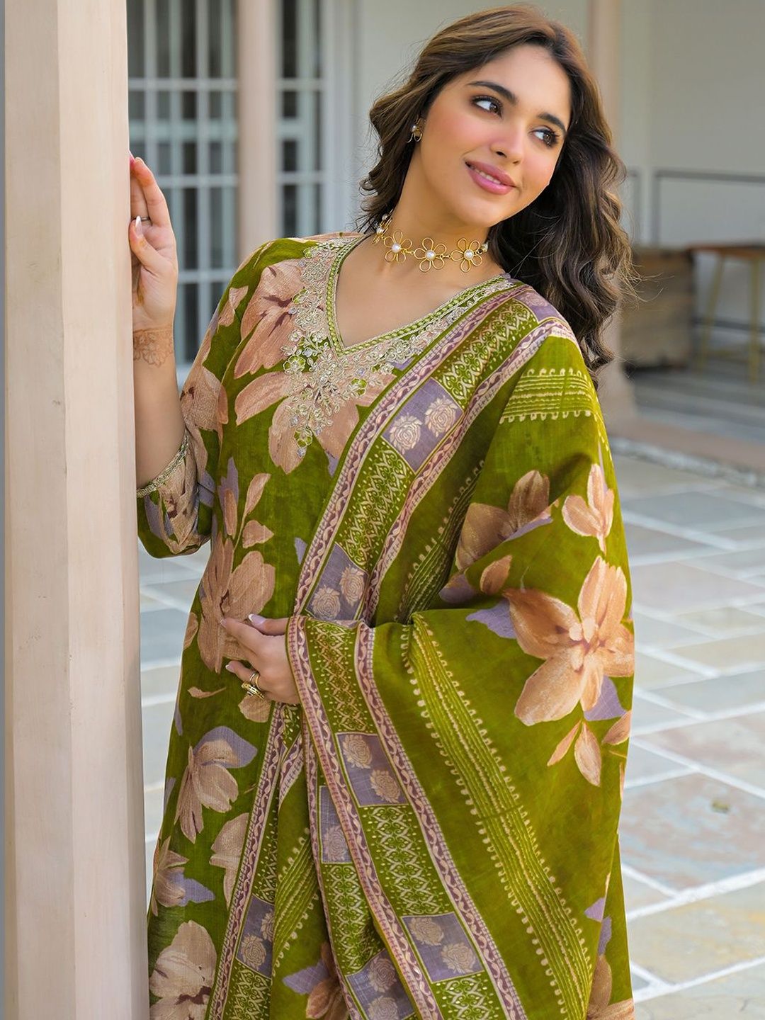 Dhiyona KL Women Floral Printed Regular Sequinned Kurta with Trousers & With Dupatta
