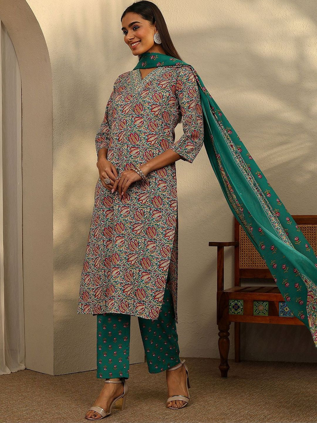 Women Floral Printed Regular Kurta with Trousers & With Dupatta