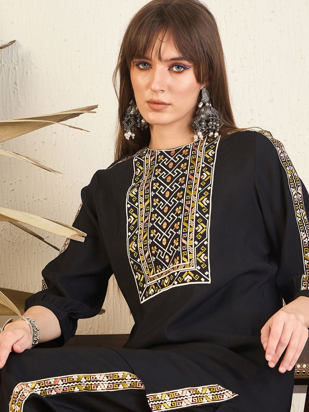 Dhiyona IE Black Floral Embroidered Round Neck Straight Kurta With Trouser