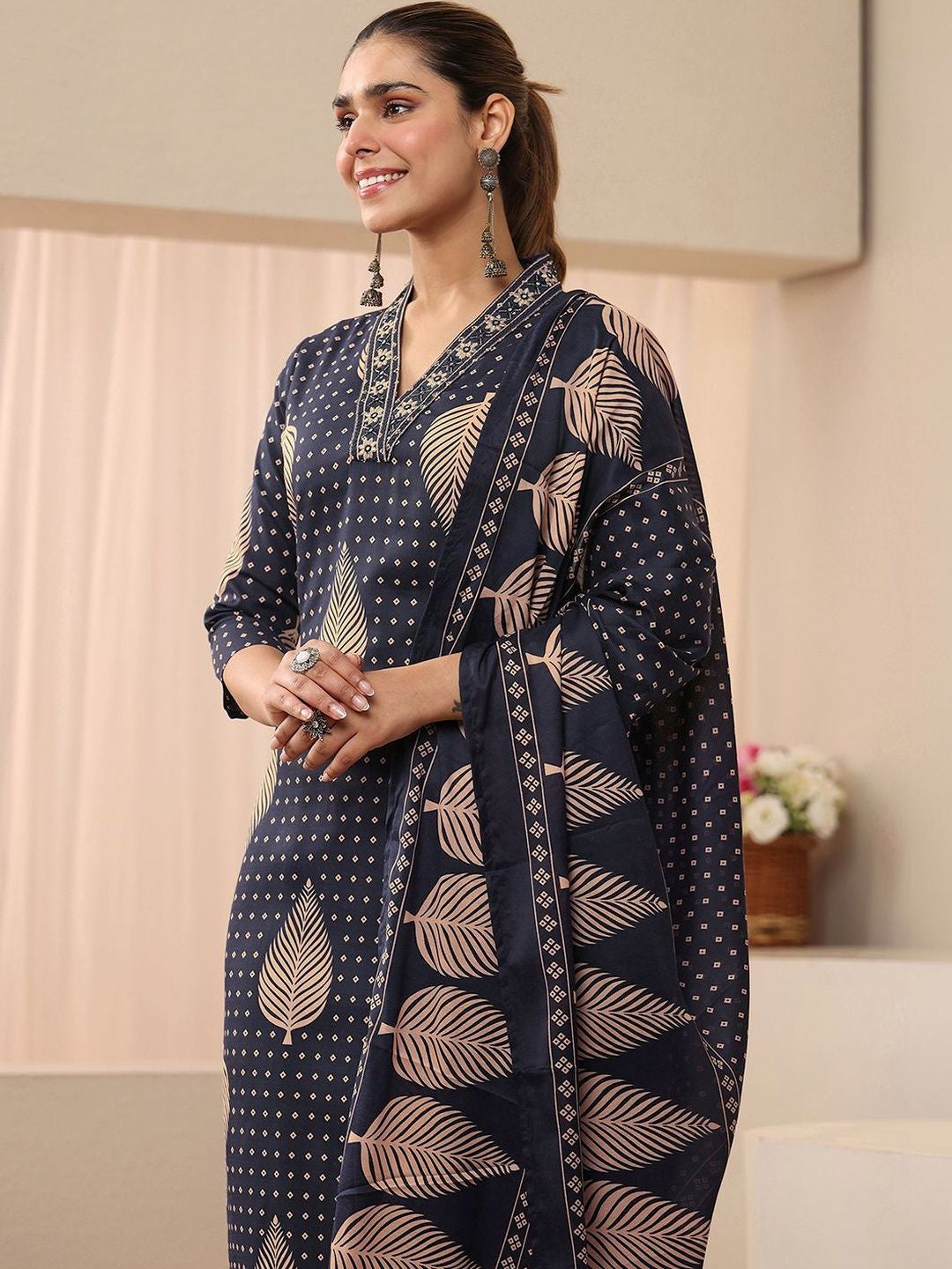 Women Floral Printed Regular Kurta with Trousers & With Dupatta