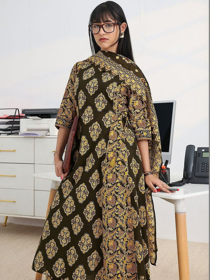 Women Ethnic Motifs Printed Pleated Kurta with Trousers & With Dupatta