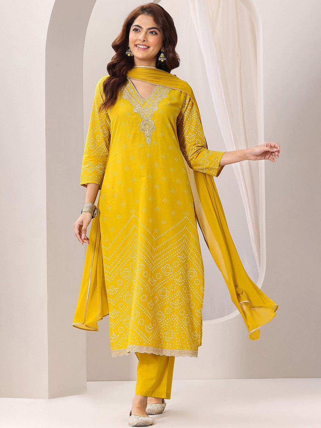 Women Bandhani Printed Regular Kurta with Trousers & With Dupatta