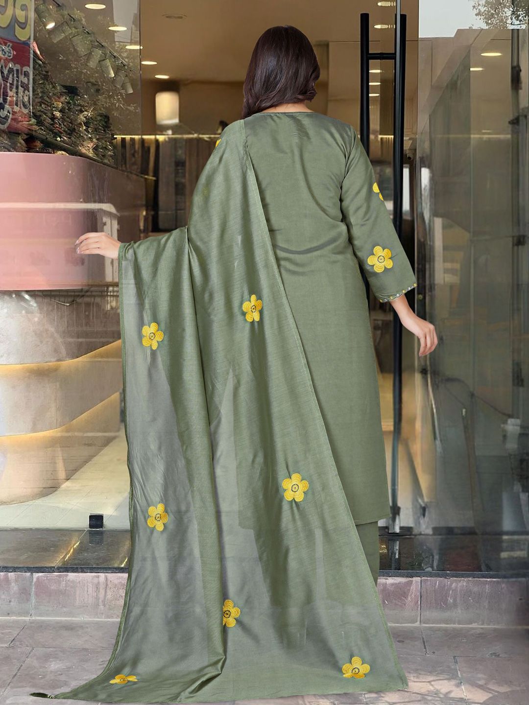 Dhiyona KL Women Floral Embroidered Kurta with Palazzo & Dupatta