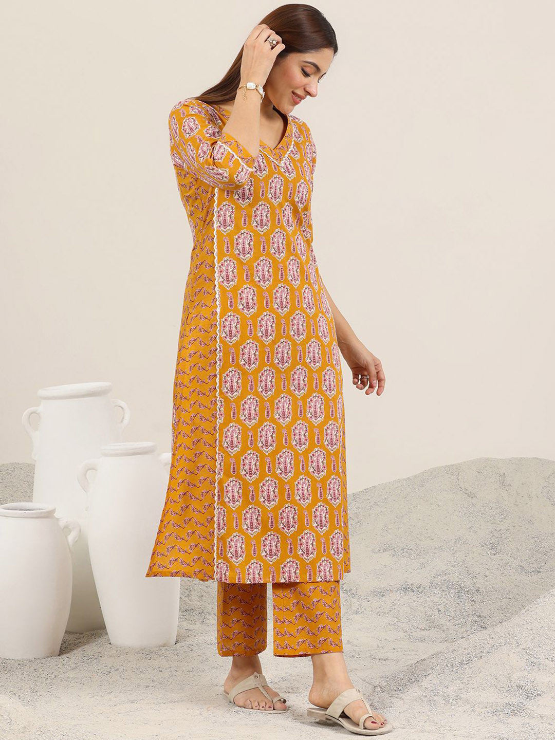 Women Floral Printed Regular Kurta with Trousers