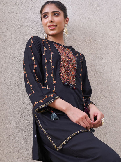 Geometric Yoke Design Notch Neck Mirror Work Straight Kurti with Trousers