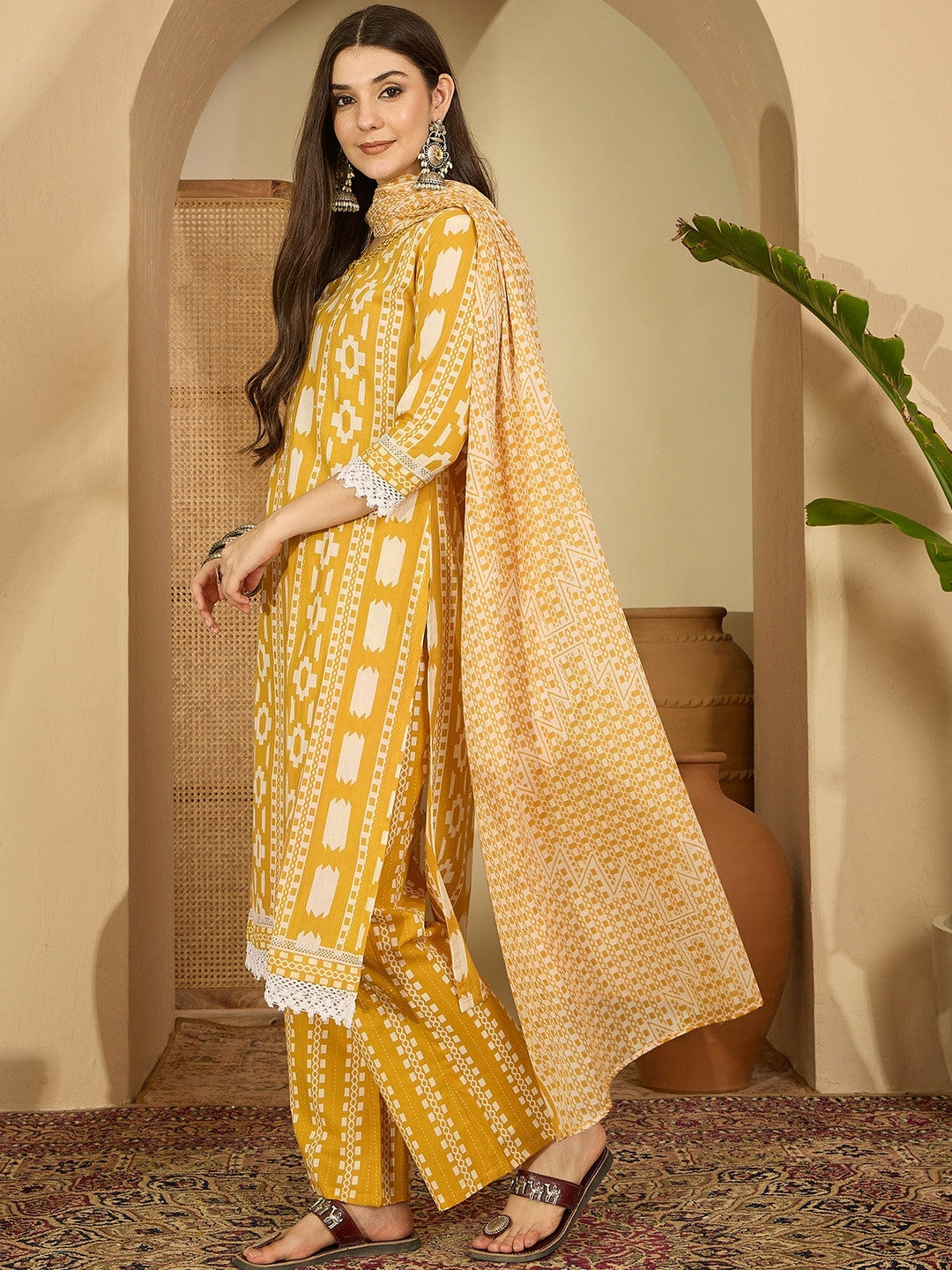 Women's Yellow & White Geometric Printed Kurta Dupatta Set