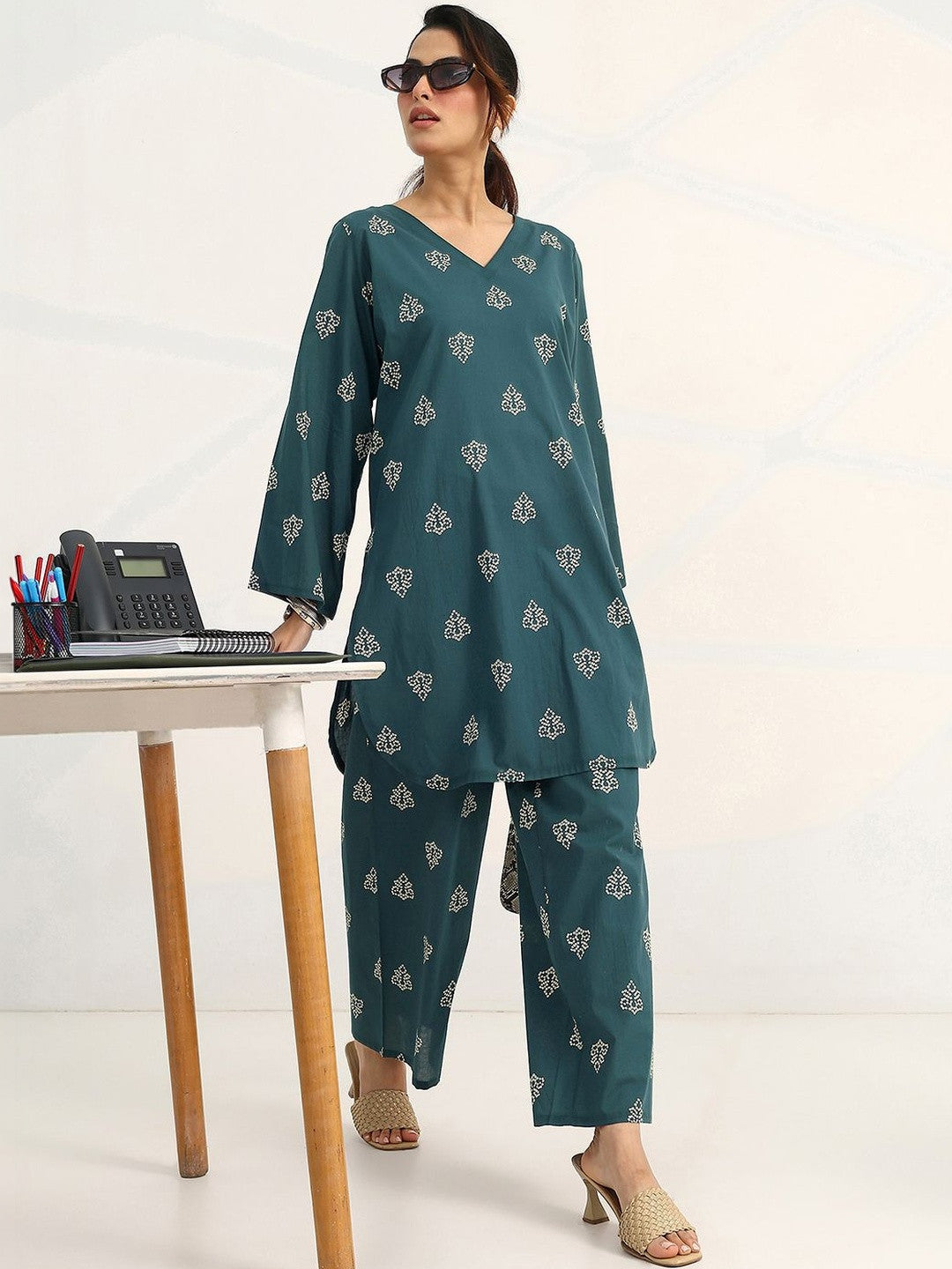 Women Ethnic Motifs Printed Regular Cotton Blend Kurta with Palazzos