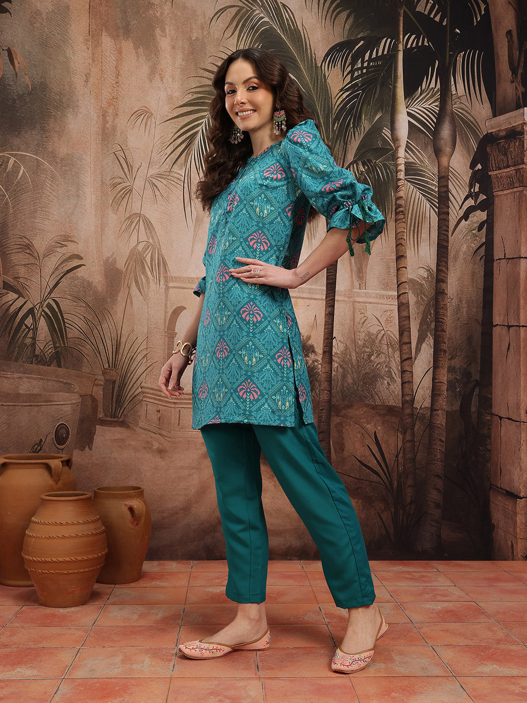 Women Printed Kurta with Trousers