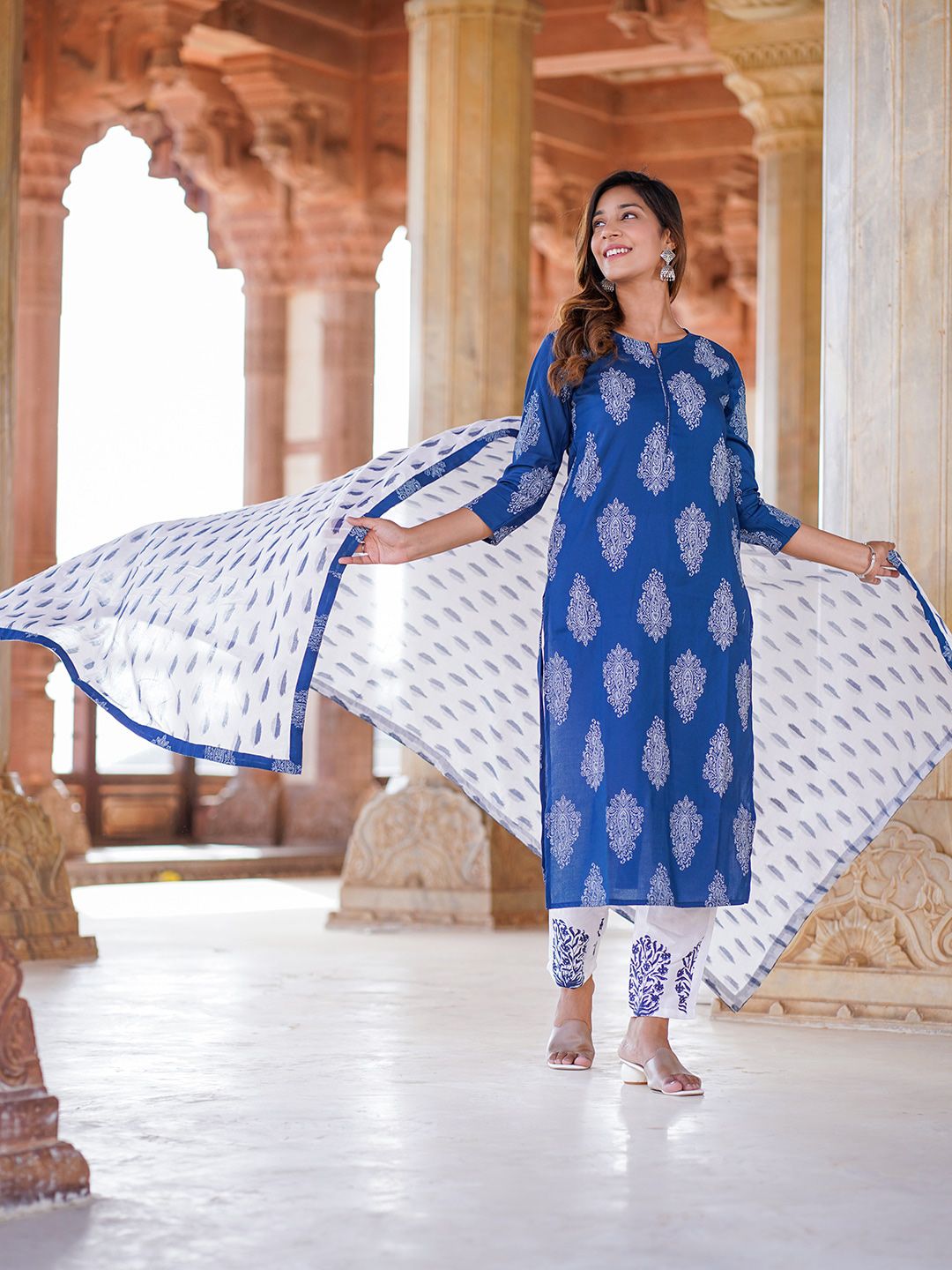 Dhiyona KL Paisley Printed Straight Kurta With Trousers & Dupatta