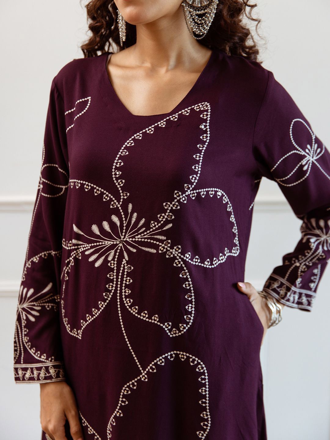 Dhiyona IE Women Floral Embroidered Regular Sequinned Kurta with Trousers