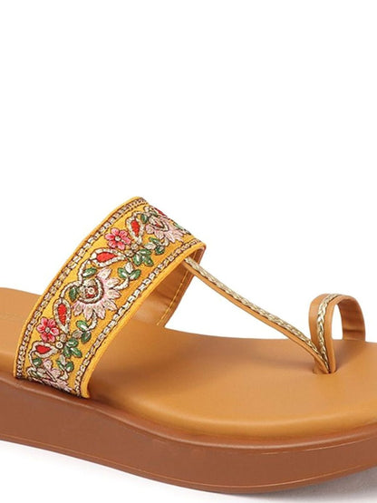 Dhiyona AK Women Embellished Ethnic One Toe Flats