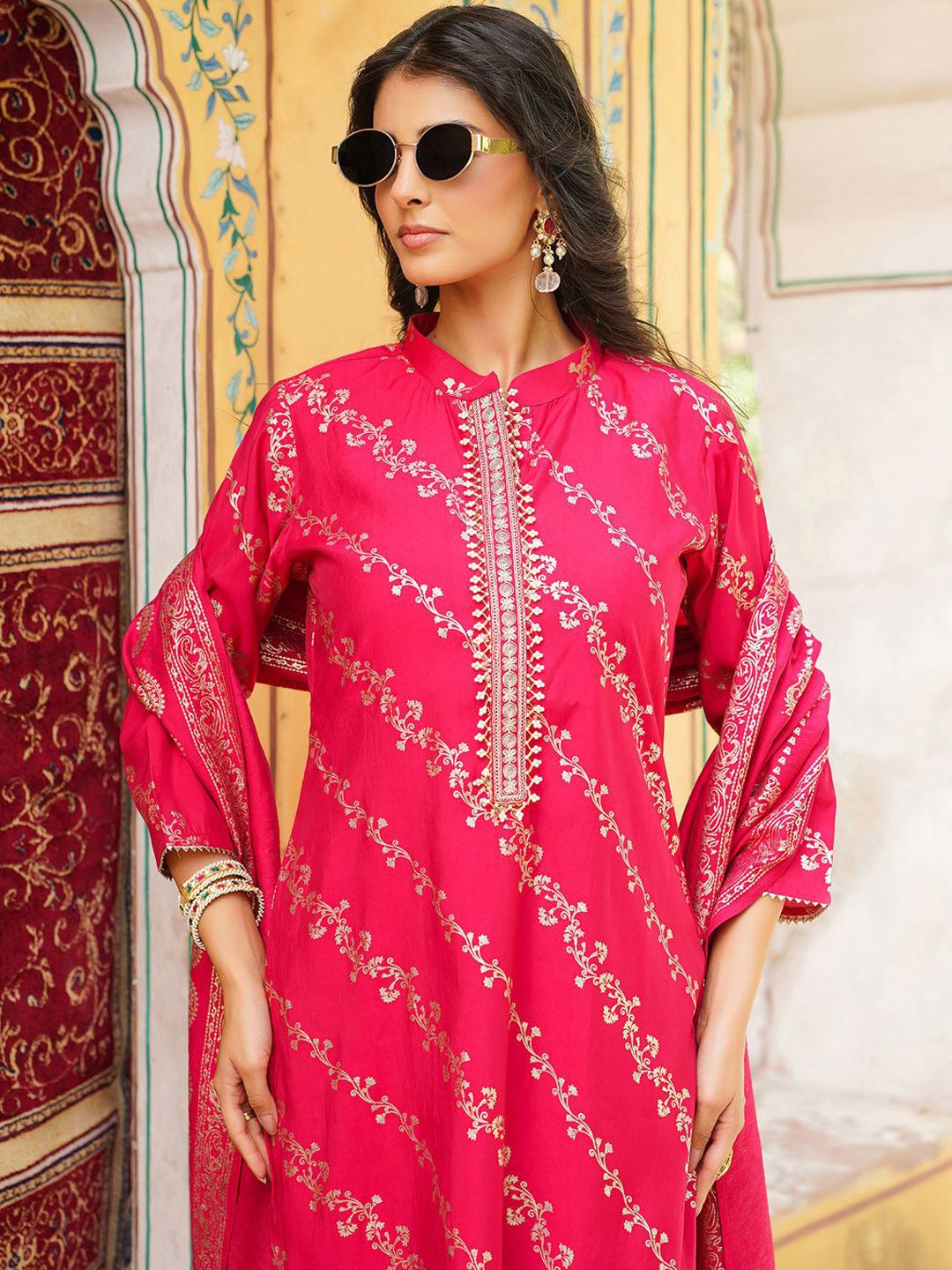 Dhiyona KL Women Floral Printed Straight Kurta with Trousers & Dupatta