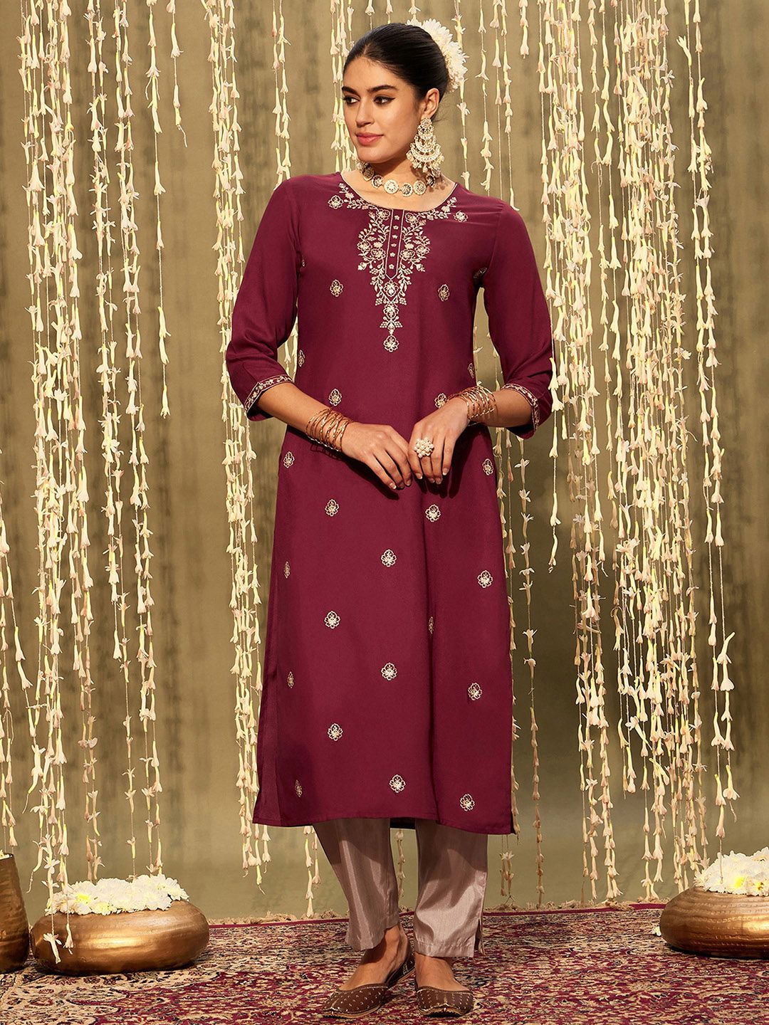 Dhiyona IE Women Floral Embroidered Floral Kurta