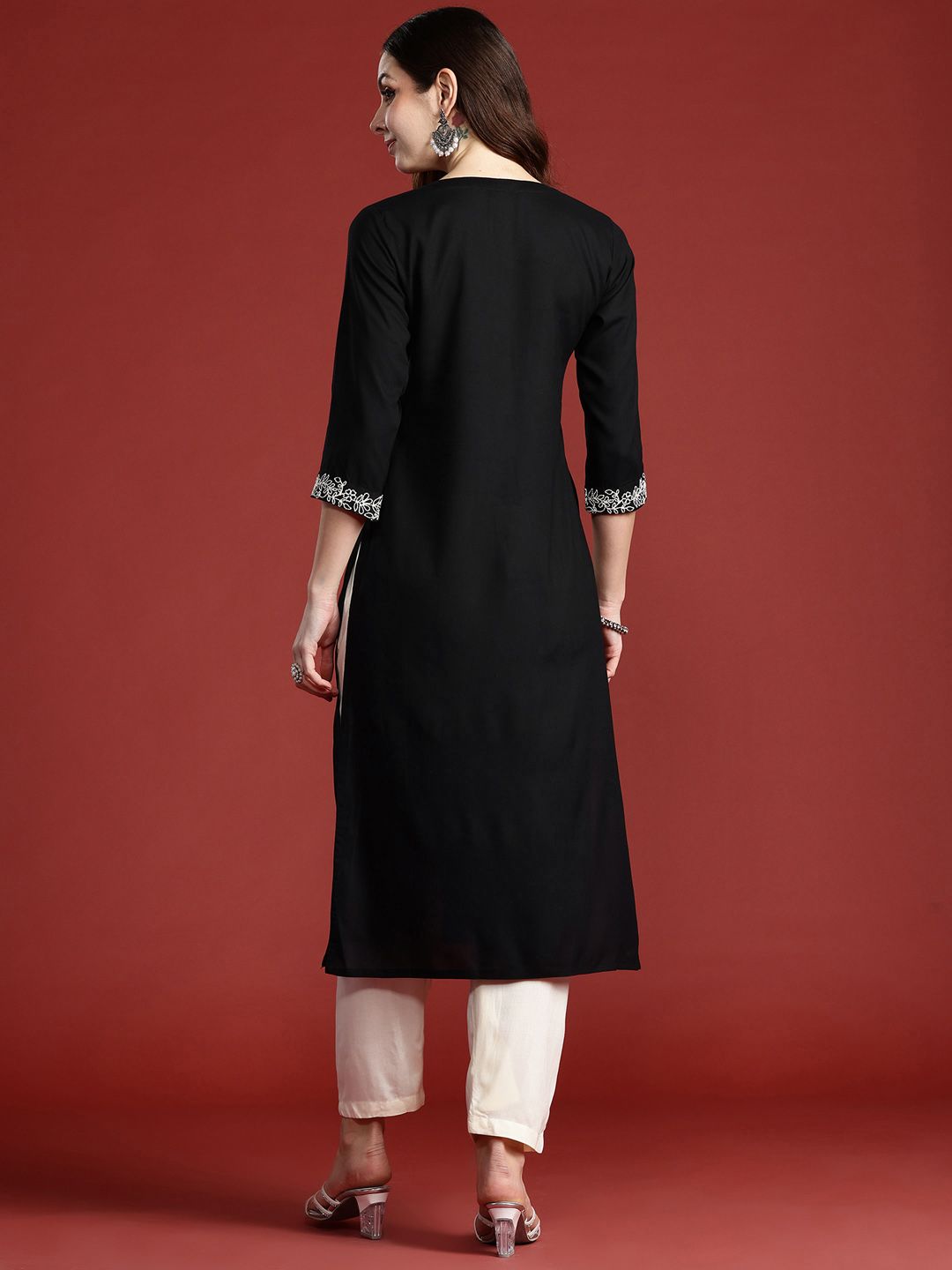 Dhiyona IE Women Paisley Embroidered Thread Work Kurta