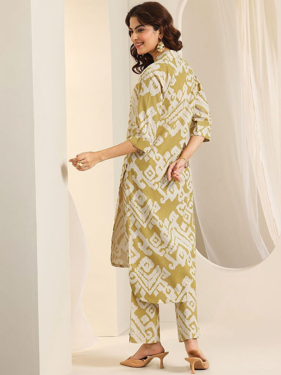 Women Printed Regular Kurta with Trousers