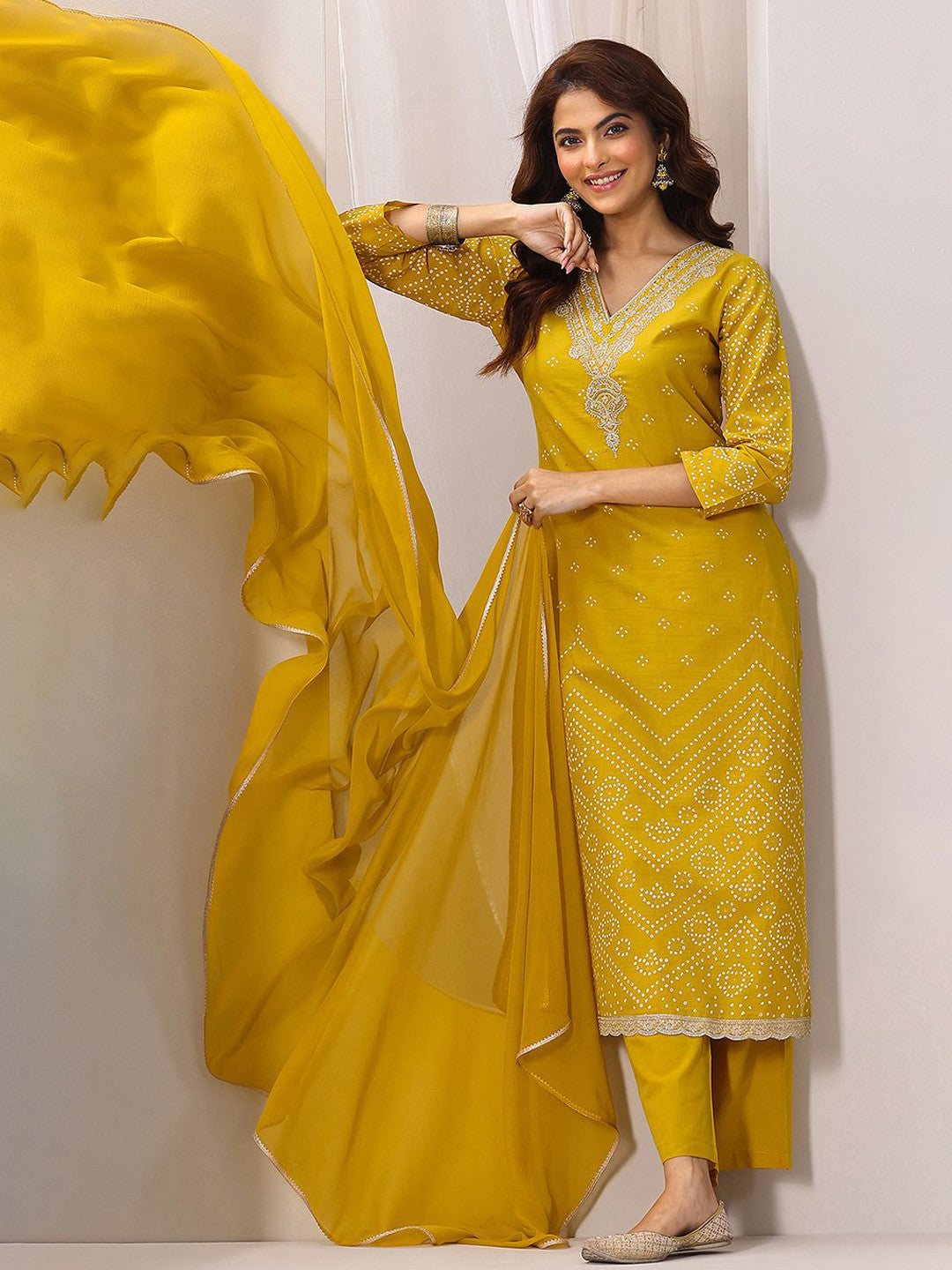 Women Bandhani Printed Regular Kurta with Trousers & With Dupatta