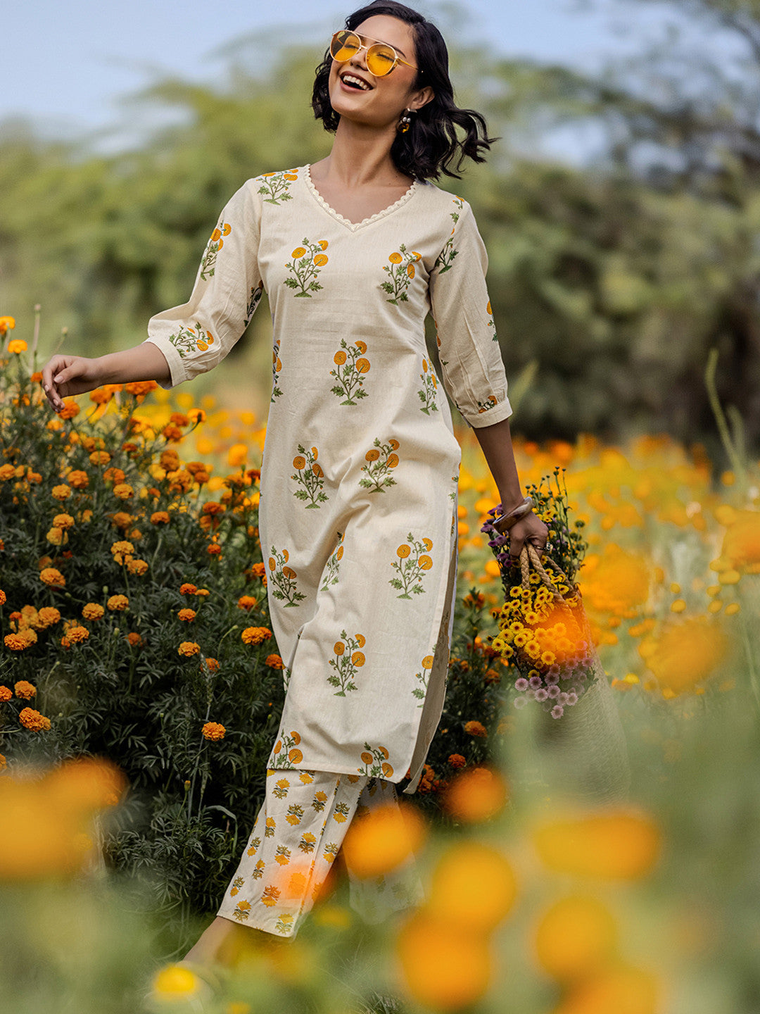 Women Floral Printed Regular Kurta with Trousers