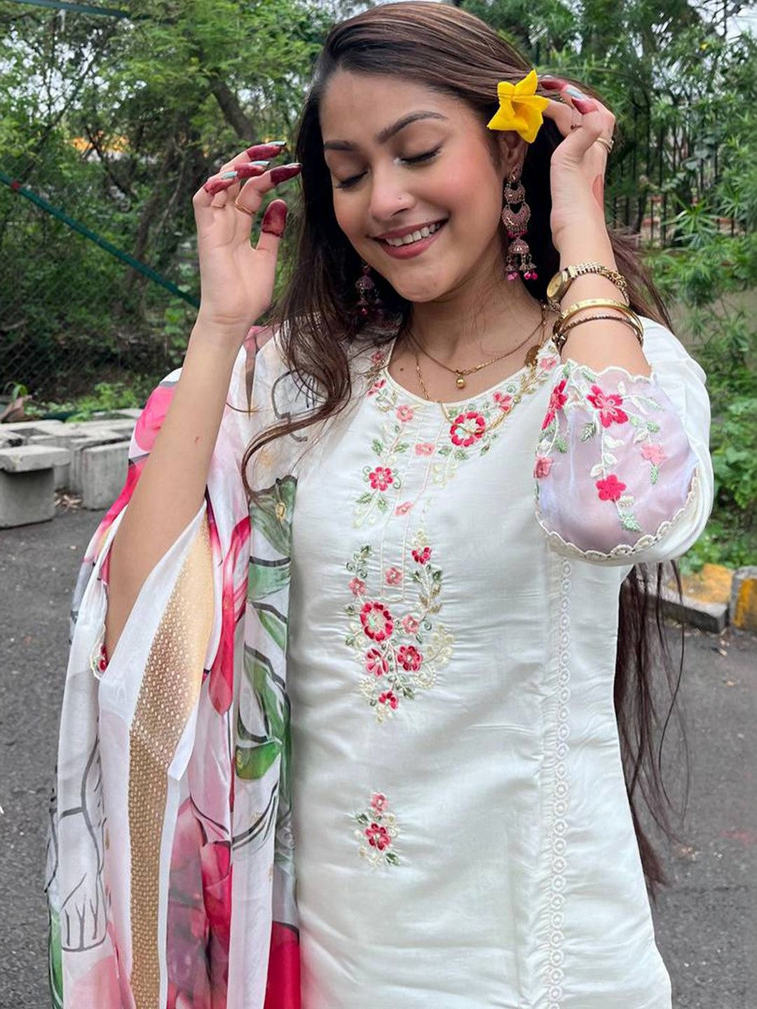 Women Floral Embroidered Regular Thread Work Kurta with Trousers & With Dupatta