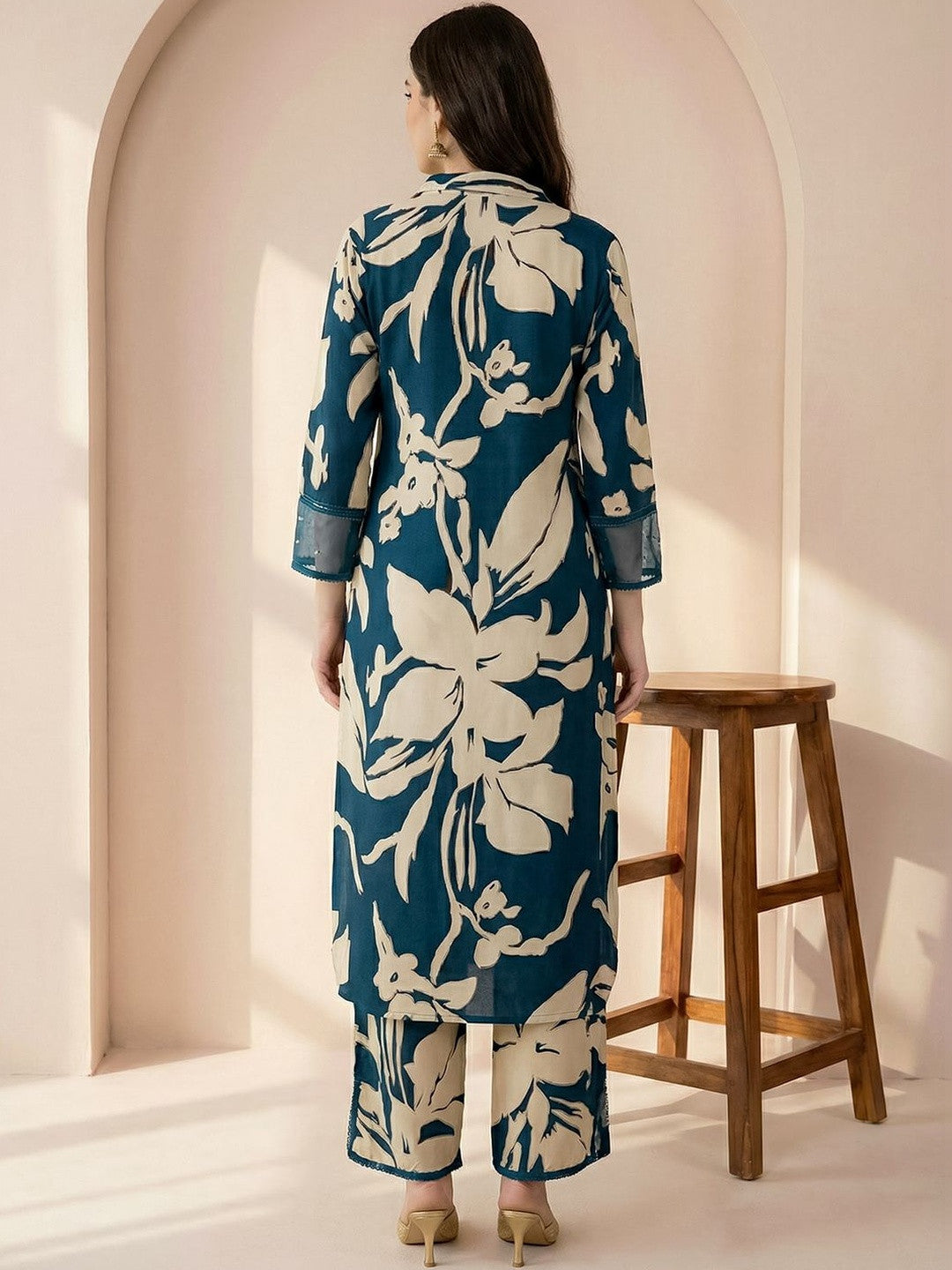 Women Floral Printed Regular Kurta with Trousers
