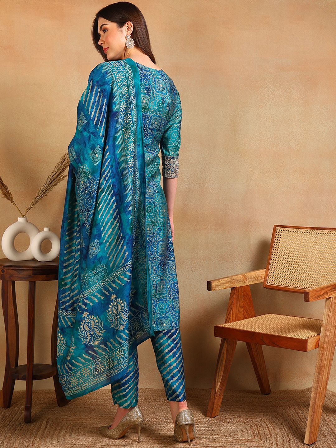 Dhiyona KL Ethnic Motifs Printed Thread Work Straight Kurta With Trouser & Dupatta