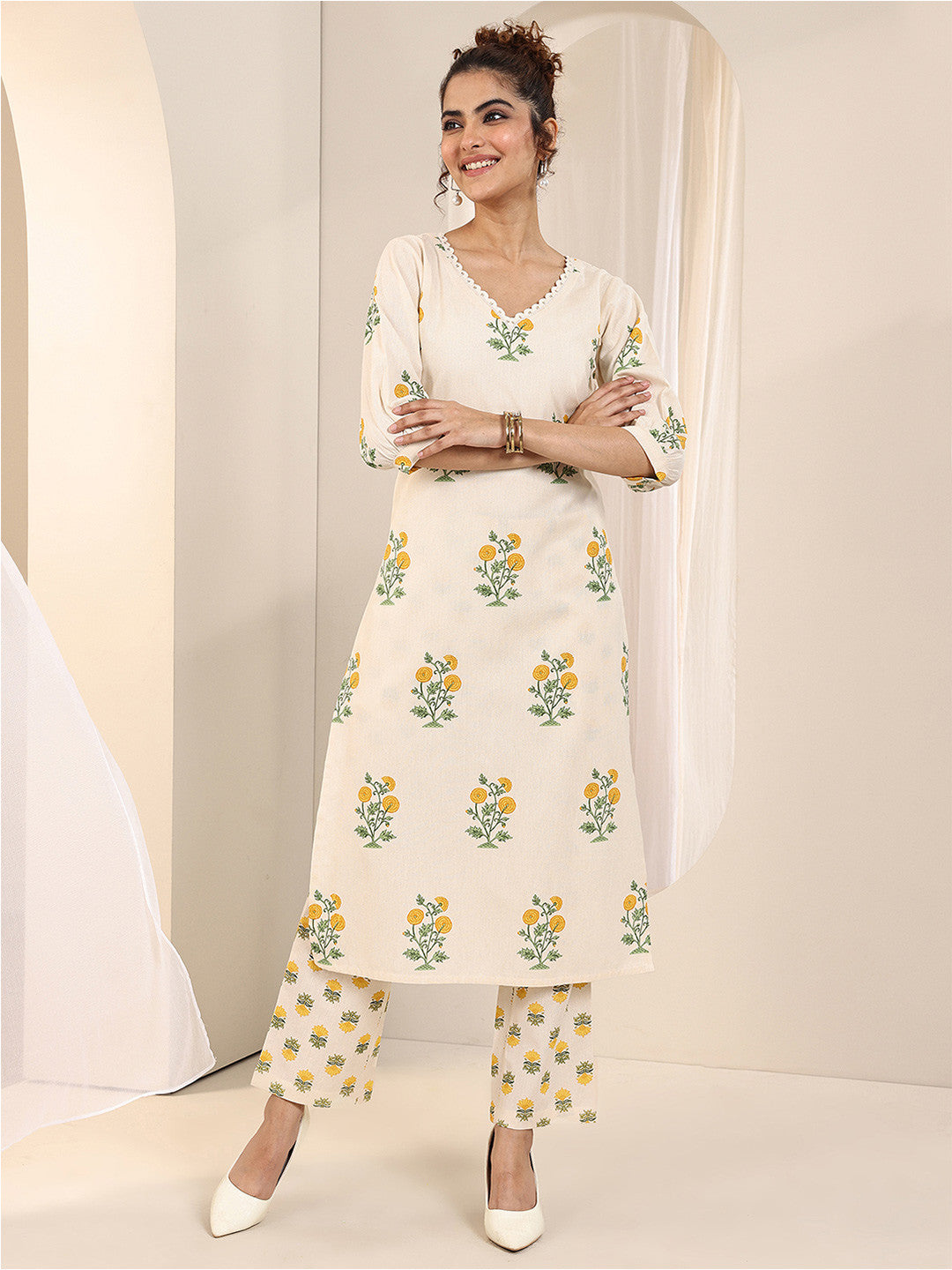 Women Floral Printed Regular Kurta with Trousers