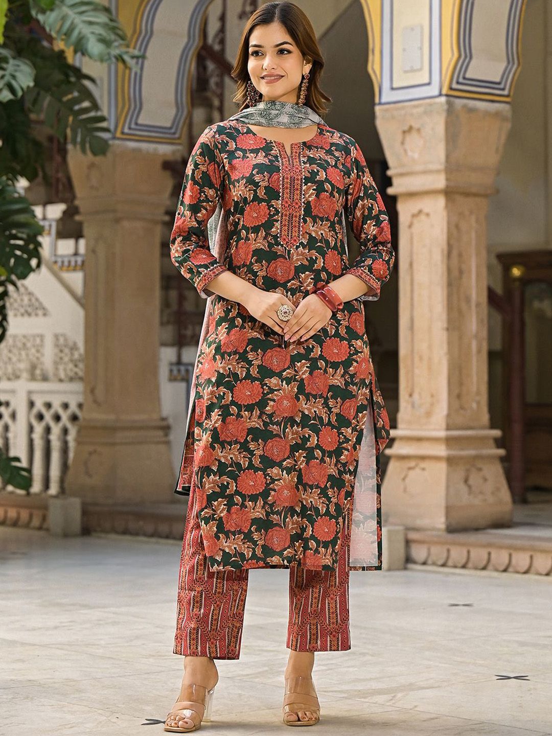 Dhiyona KL Women Floral Printed Round Neck Straight Kurta with Trousers & With Dupatta