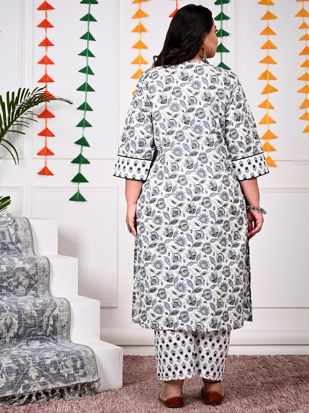 Dhiyona KL Plus Size Floral Printed Pure Cotton Kurta With Trousers & Dupatta