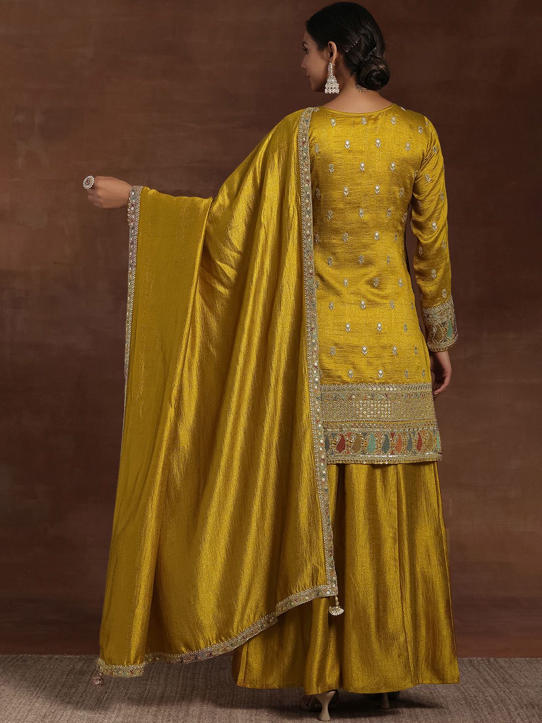 Dhiyona LL Ethnic Motifs Embroidered Round Neck Three-Quarter Sleeves Sequinned Kurta Set