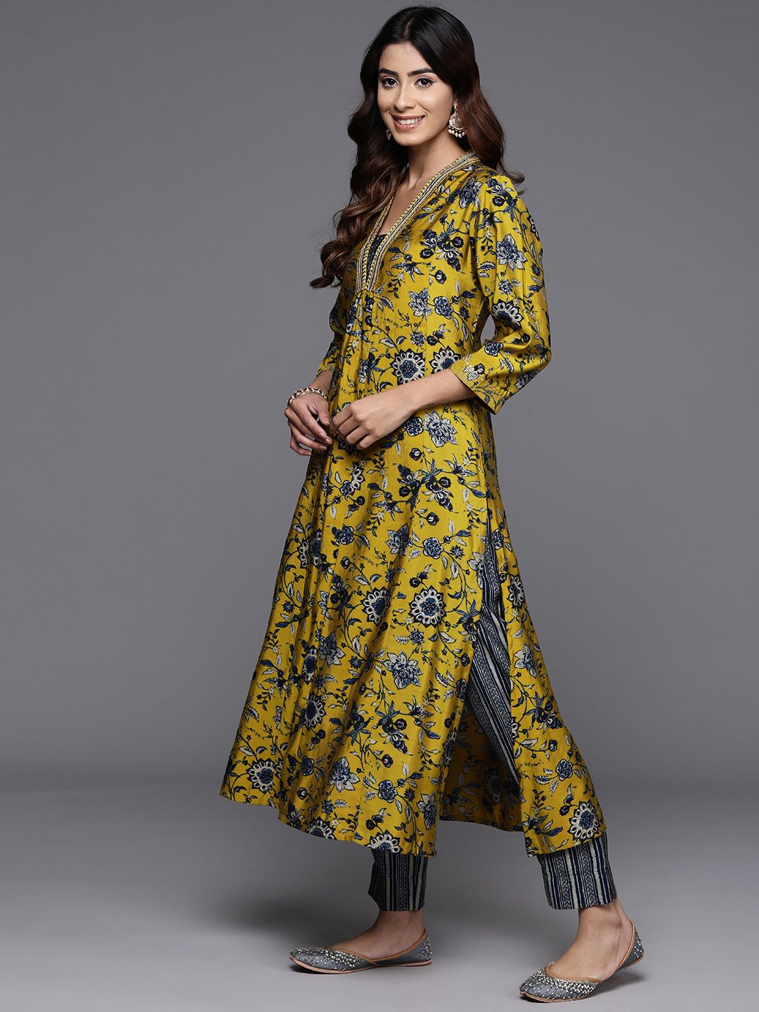 Dhiyona VA Women'sFloral Printed Sequinned Chanderi Silk Straight Kurta With Trouser & Dupatta