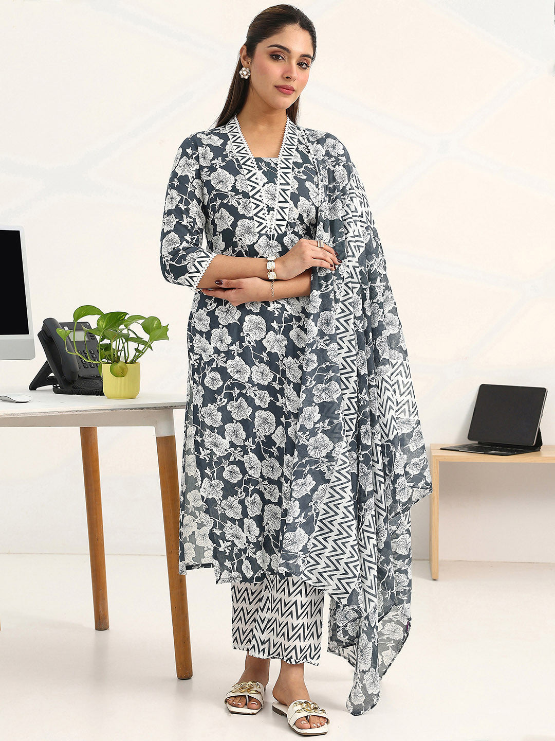 Women Floral Printed Regular Kurta with Trousers & With Dupatta
