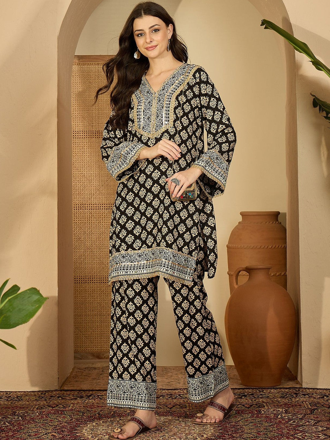 Ethnic Motifs Printed V-Neck Kurta & Trousers