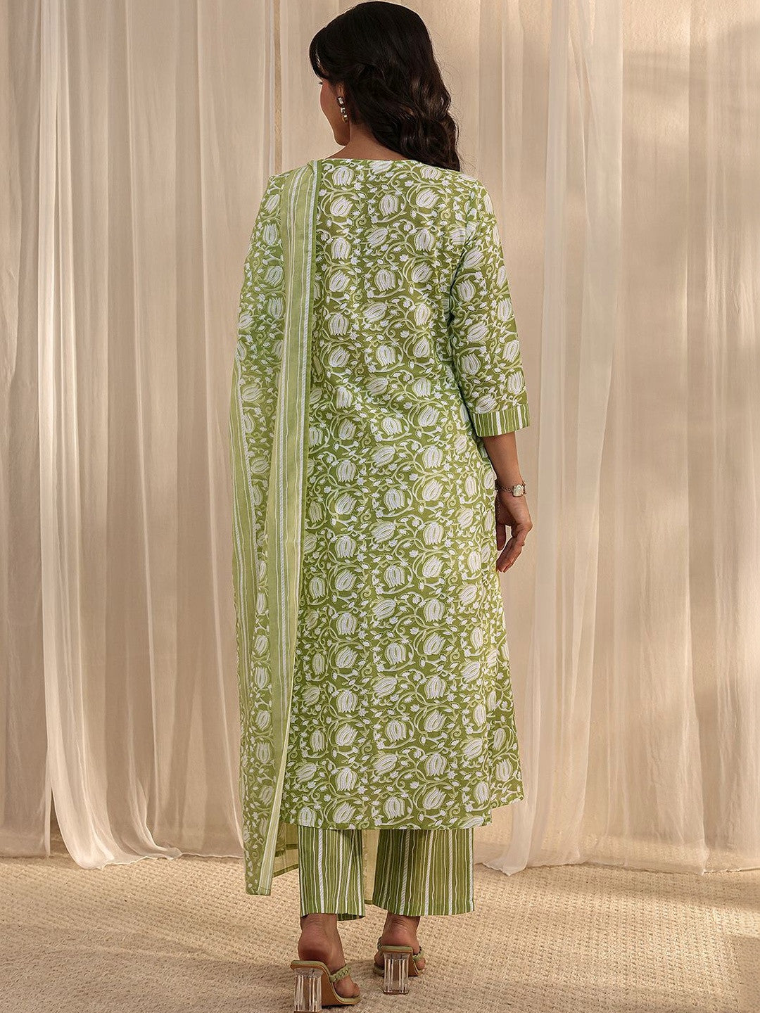 Women Floral Printed Regular Kurta with Trousers & With Dupatta