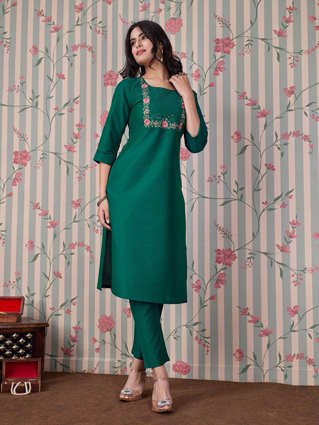 Dhiyona OD  Women Round Neck Three-Quarter Sleeves Embroidered Straight Kurta