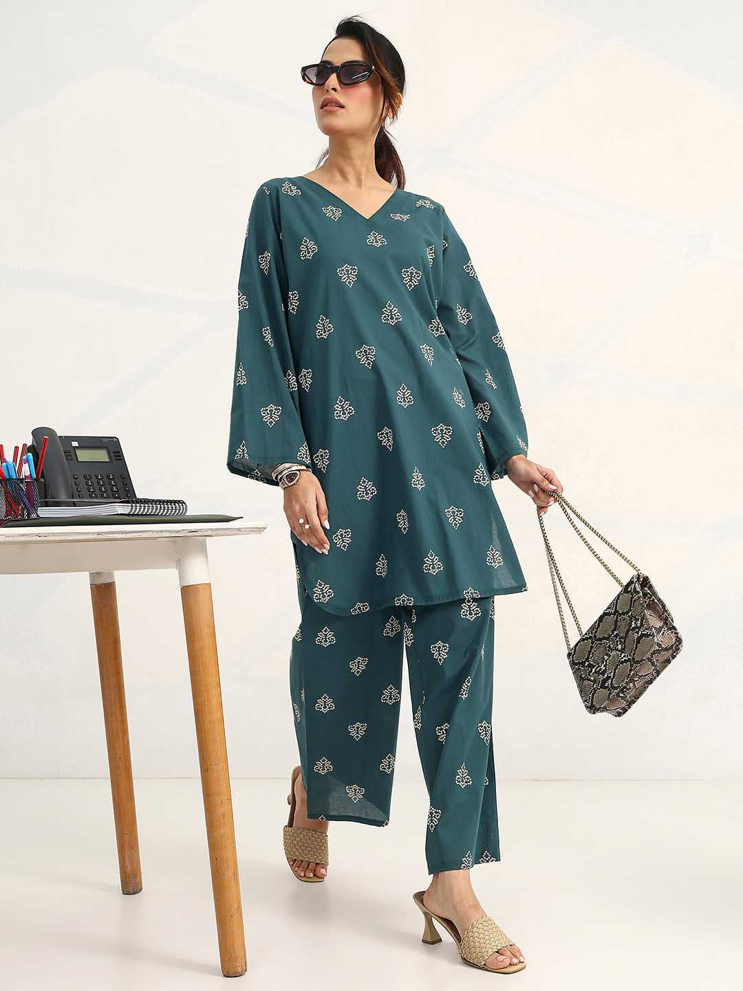 Women Ethnic Motifs Printed Regular Cotton Blend Kurta with Palazzos
