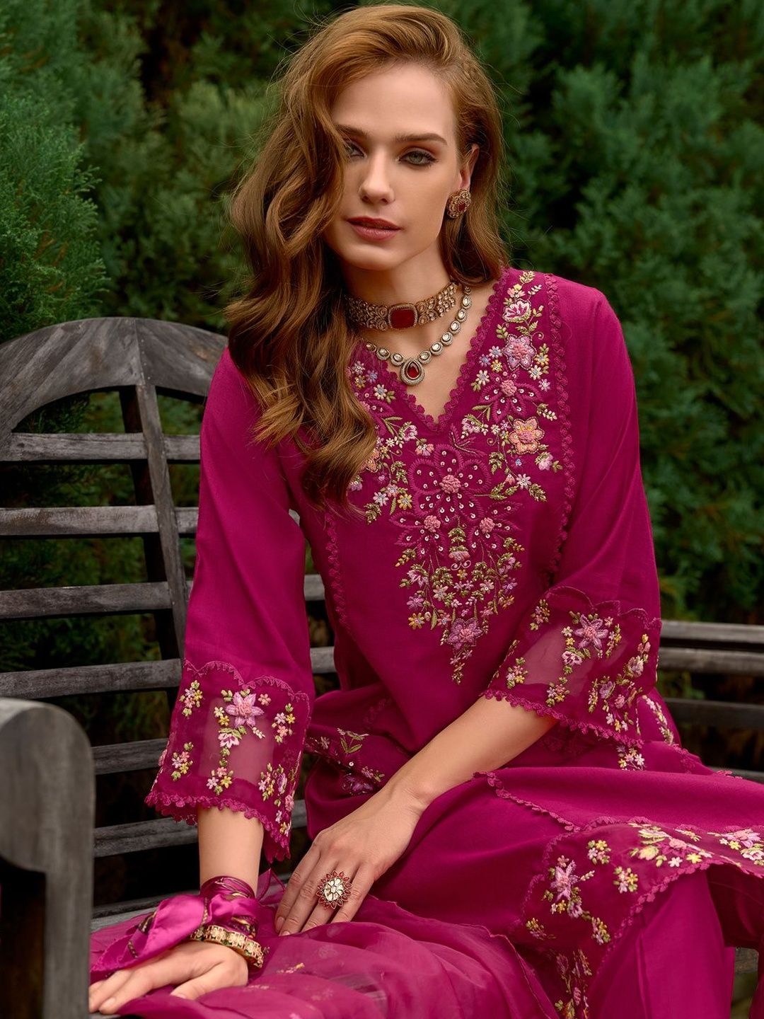 Women Floral Embroidered Regular Thread Work Kurta with Trousers & With Dupatta